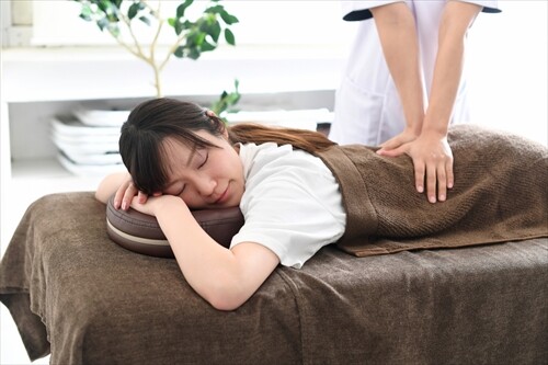 取手市の整骨院でマッサージ施術を受ける女性