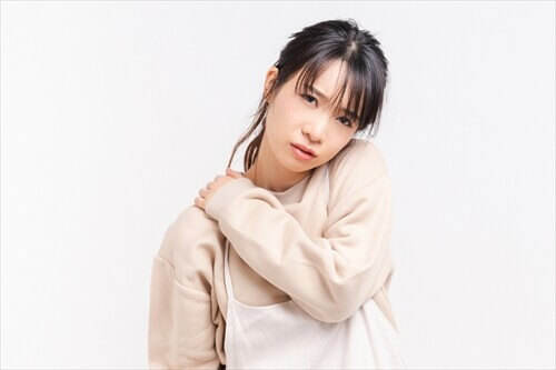 肩こりに悩む女性が自宅でセルフケアを行っている様子