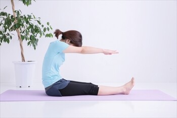 前屈をしている女性