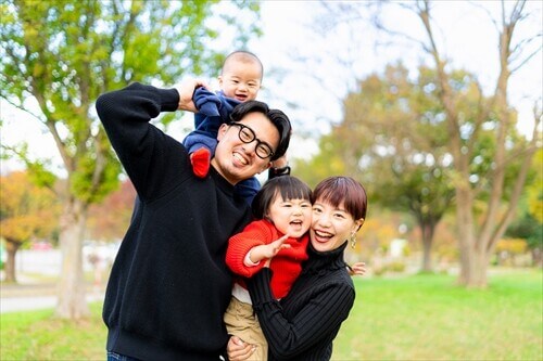 取手市の公園で笑顔の家族