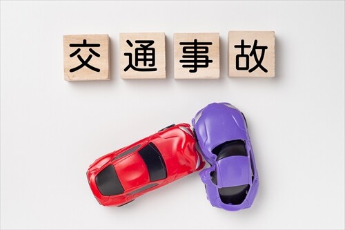 交通事故で衝突したミニカーと「交通事故」の文字ブロック